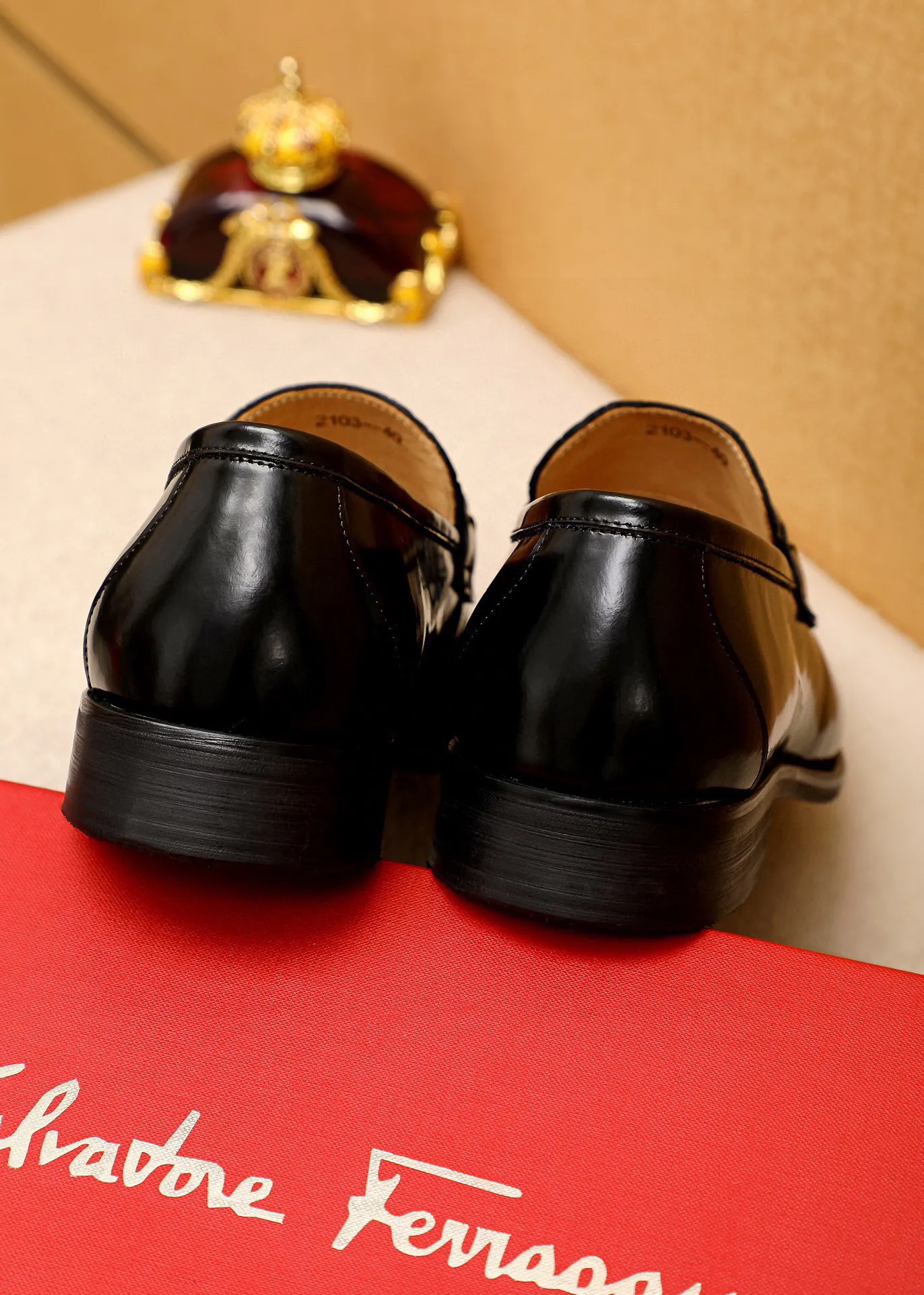 Men's shoes 💰460 💐 Product trademark: Ferragamo "Ferragamo" casual leather shoes Regular size: 38-44 (custom-made for 45🉑️) Product materials: Selected imported first-layer calfskin embossed upper + original hardware buckle, imported water-dyed cowhide leather lining. Strong three-dimensional visual effect, combined outsole Color: 1⃣️color optional